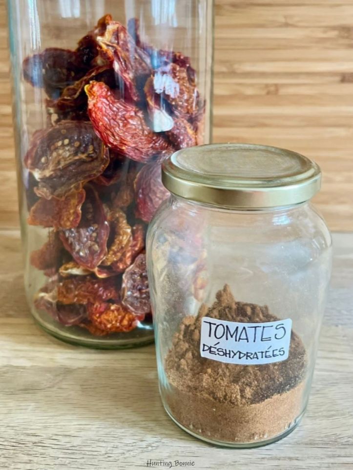 Tomates déshydratées coupées en 2 et réduites en poudre