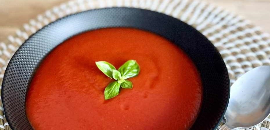 Velouté glacé de tomates au basilic