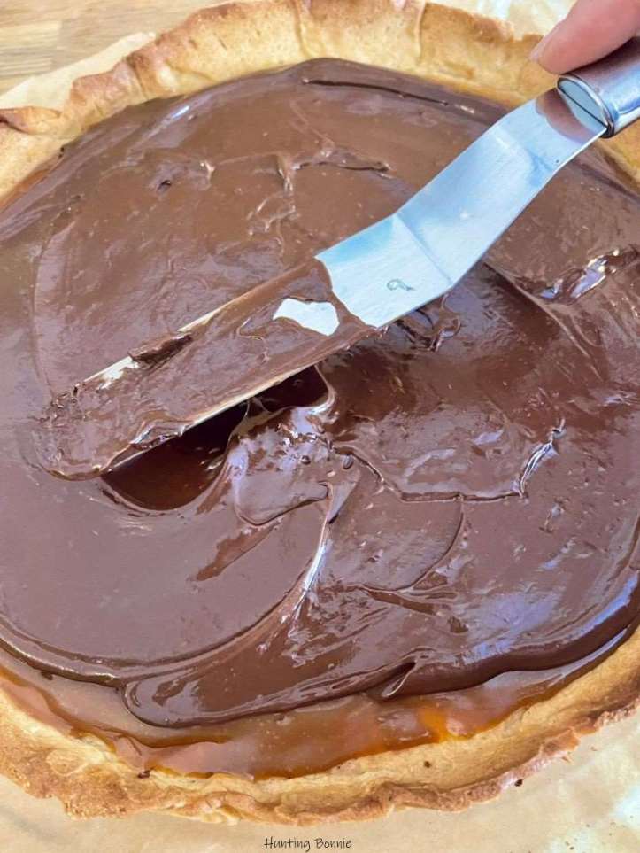 Ajout de la ganache au chocolat et fève tonka 