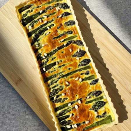 Quiche aux asperges, parmesan et pignons de pin