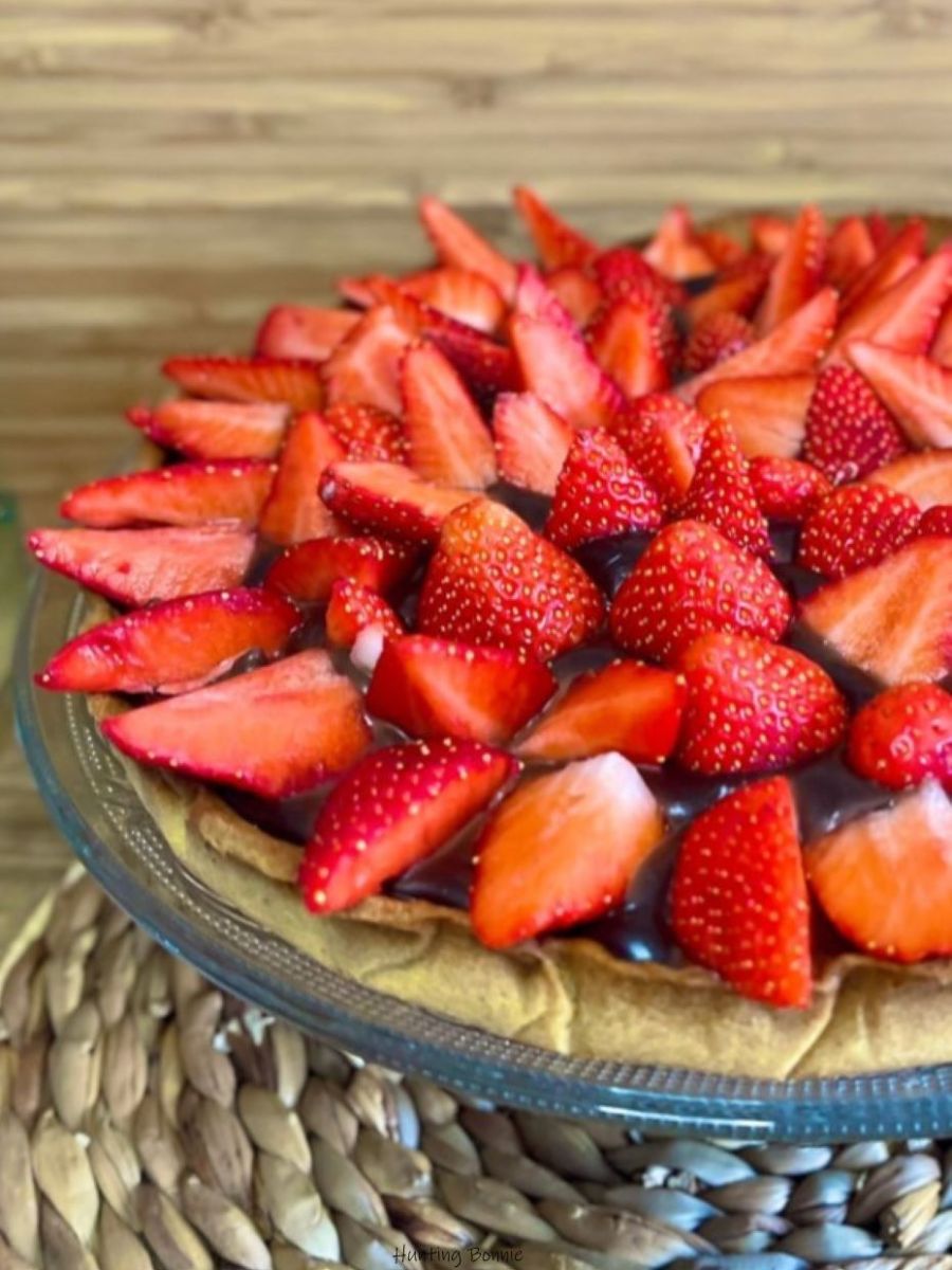 Tarte aux fraises, caramel beurre salé et ganache chocolat à la fève tonka