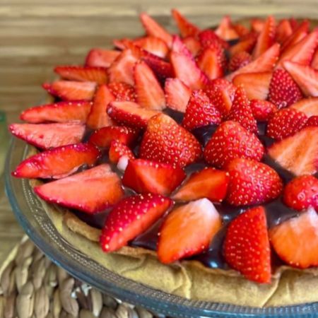Tarte aux fraises, caramel beurre salé et ganache chocolat à la fève tonka