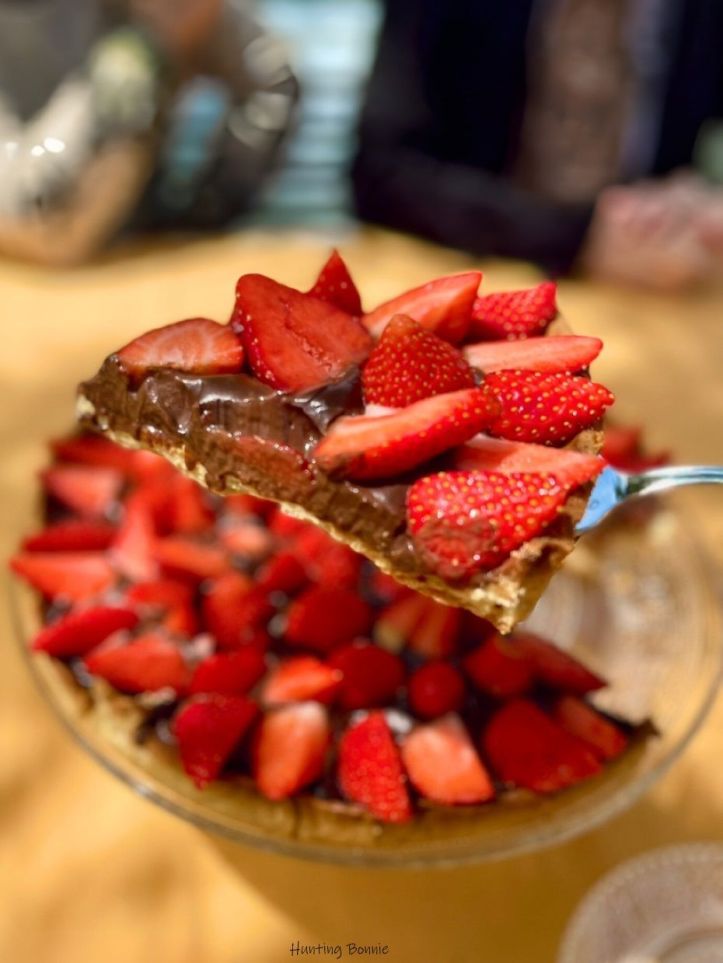 Tarte aux fraises, caramel beurre salé et ganache chocolat à la fève tonka