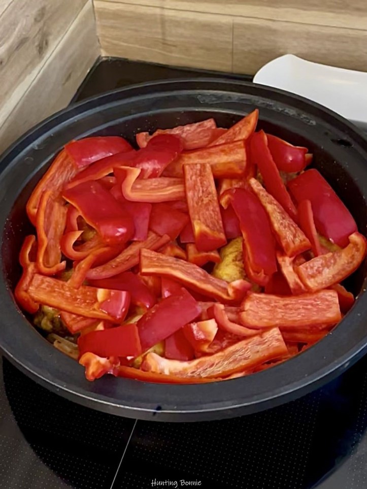 Ajout des poivrons rouges en lamelles