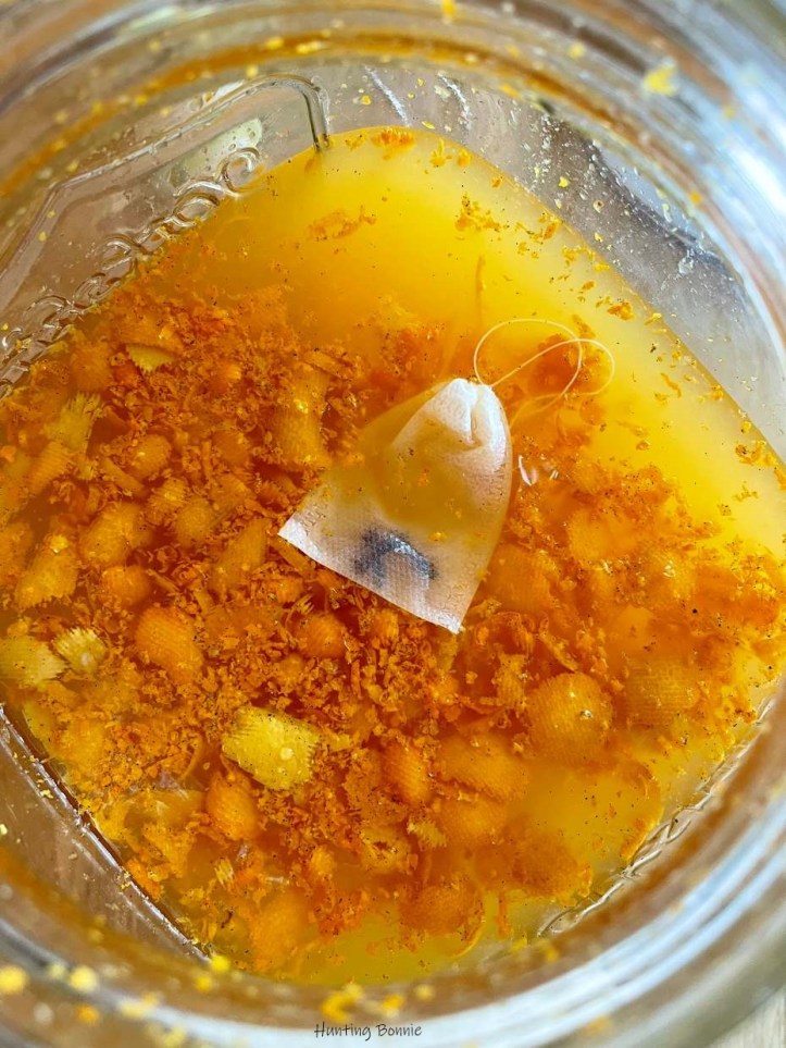 Ajout du vin blanc sec et des clous de girofle pour la 2eme macération du vin d'orange maison