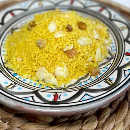 Semoule aux épices, raisins secs et amandes