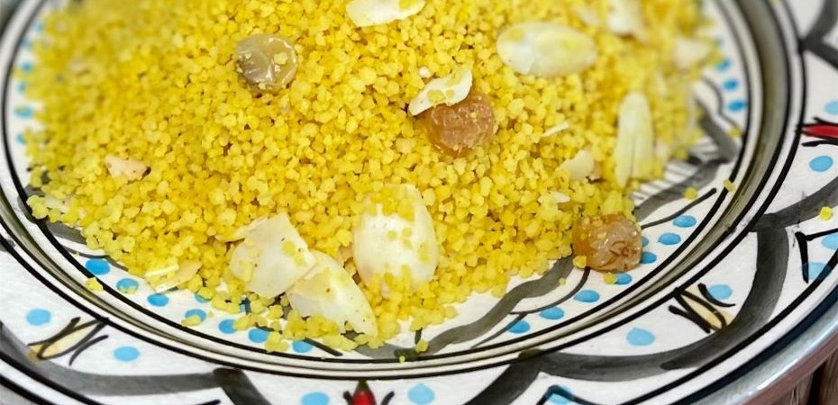 Semoule aux épices, raisins secs et amandes