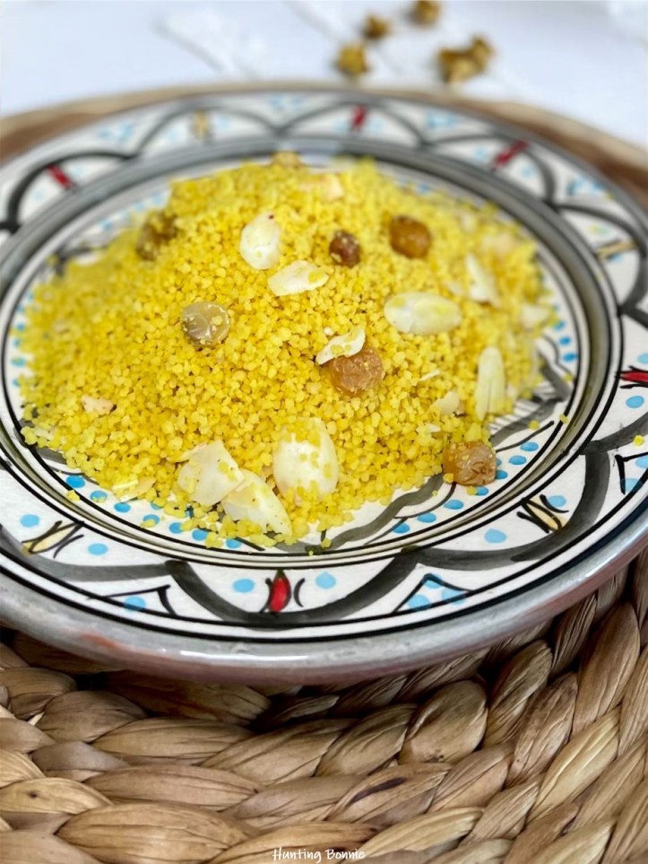 Semoule aux épices, raisins secs et amandes