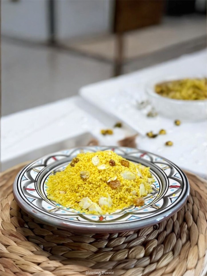 Semoule aux épices, raisins secs et amandes