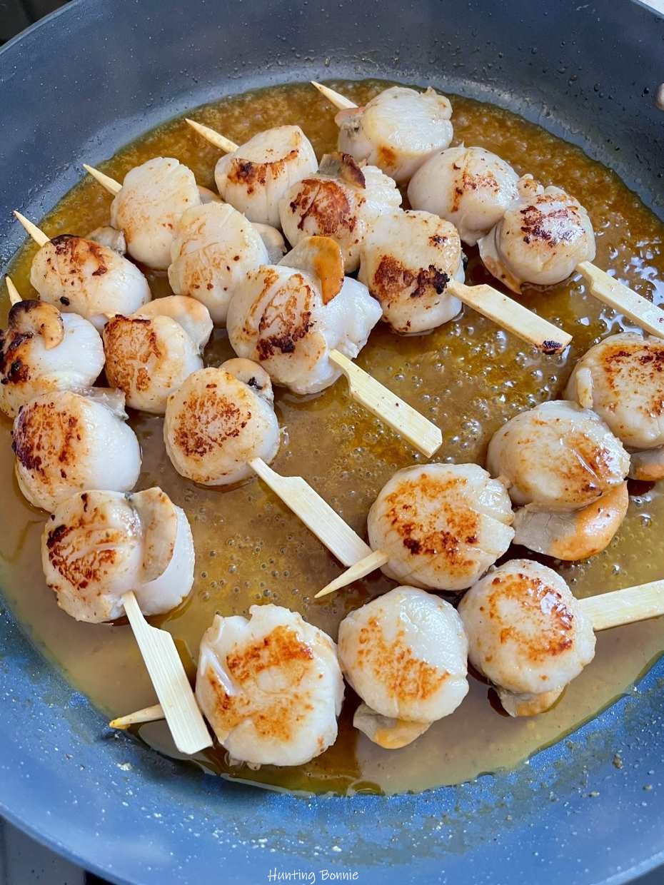 Ajoutez les Saint-Jacques après réduction de la marinade