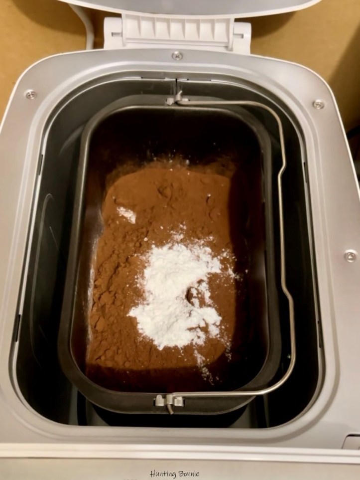 Ingrédients dans la cuve de la machine à pain (MAP)