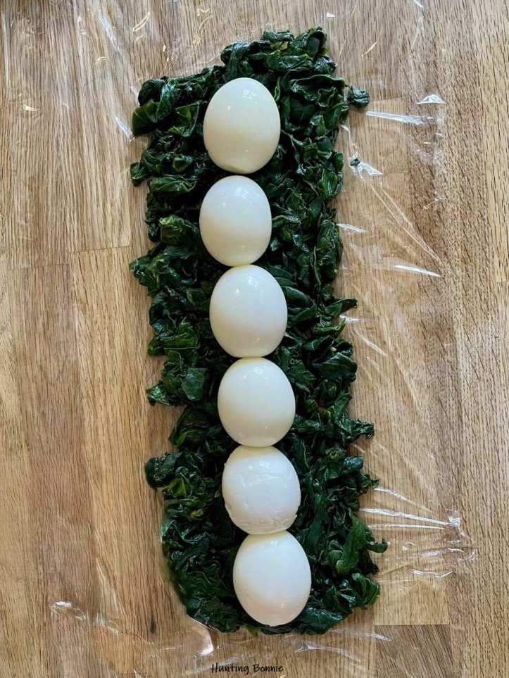 Oeufs et épinards dans un film alimentaire
