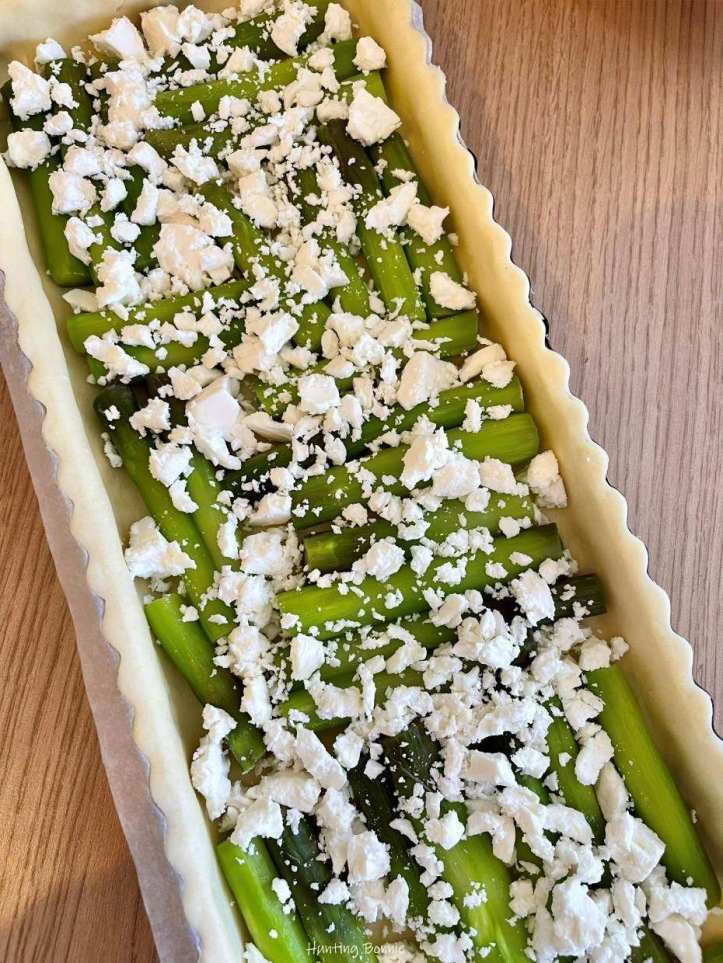 Préparation de la Quiche aux asperges, feta et thym