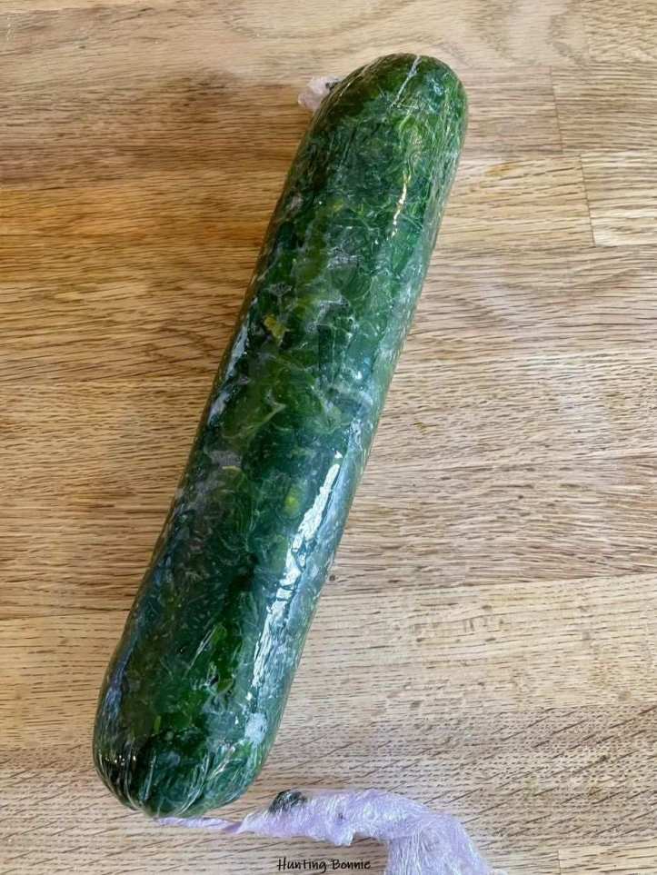 Rouleau d'oeufs et épinards dans un film alimentaire