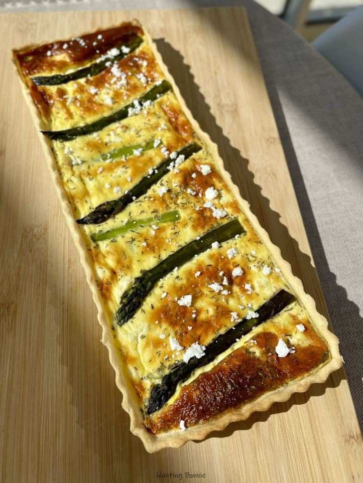 Sortie du four de la Quiche aux asperges, feta et thym 
