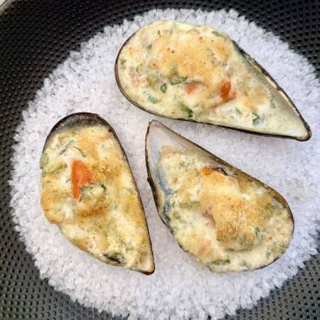 Moules gratinées à la crème de parmesan, échalote et persil