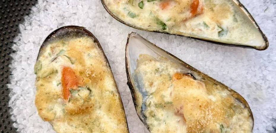 Moules gratinées à la crème de parmesan, échalote et persil