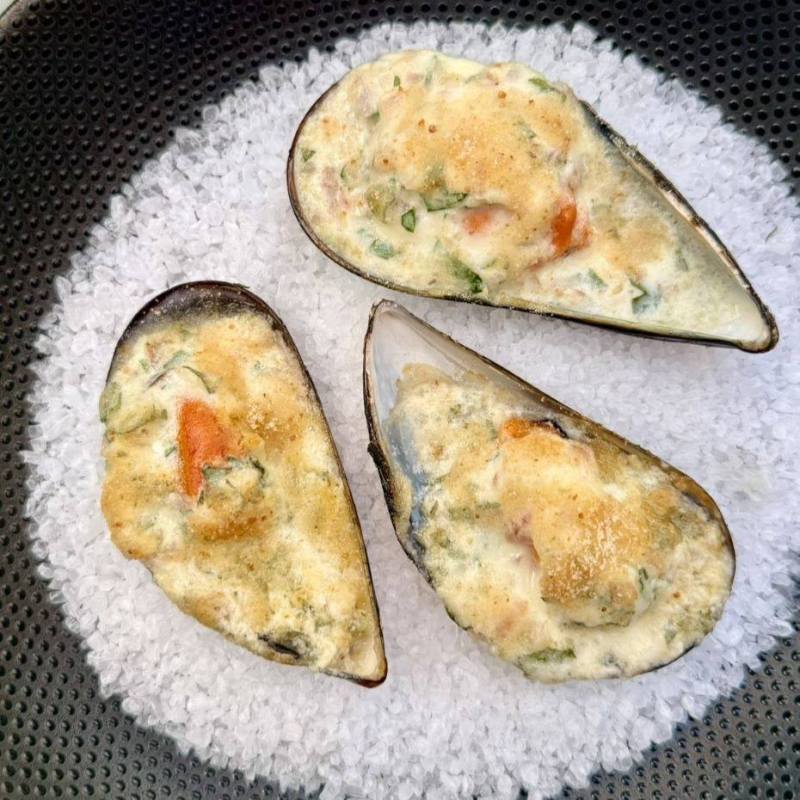 Moules gratinées à la crème de parmesan, échalote et persil