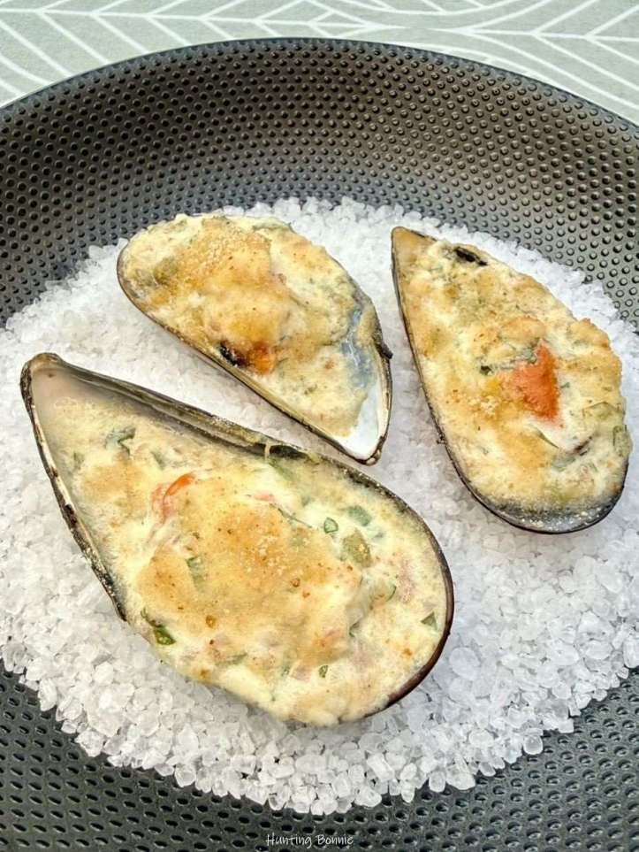 Moules gratinées à la crème de parmesan, échalote et persil