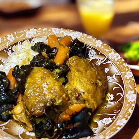 Poulet mijoté aux champignons noirs et carottes