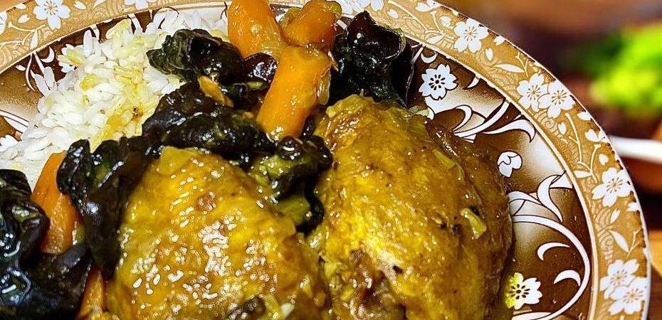 Poulet mijoté aux champignons noirs et carottes