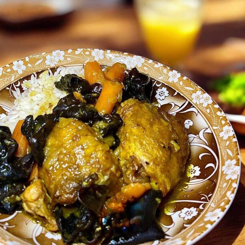 Poulet mijoté aux champignons noirs et carottes