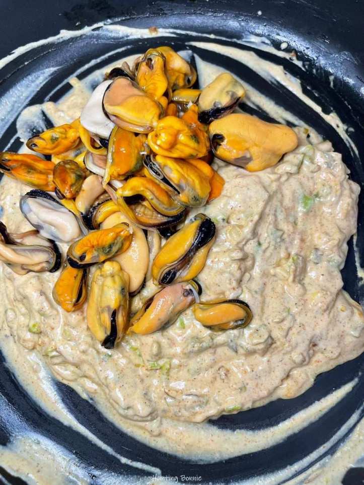 Préparation des Moules à la crème et paprika fumé