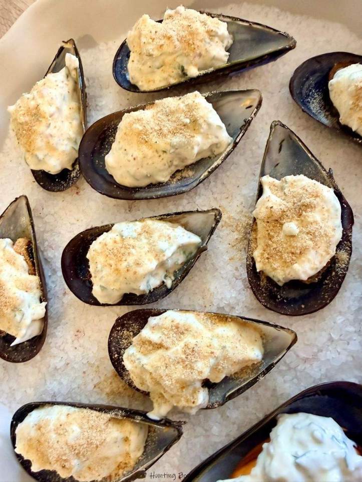 Préparation des Moules gratinées à la crème de parmesan, échalote et persil