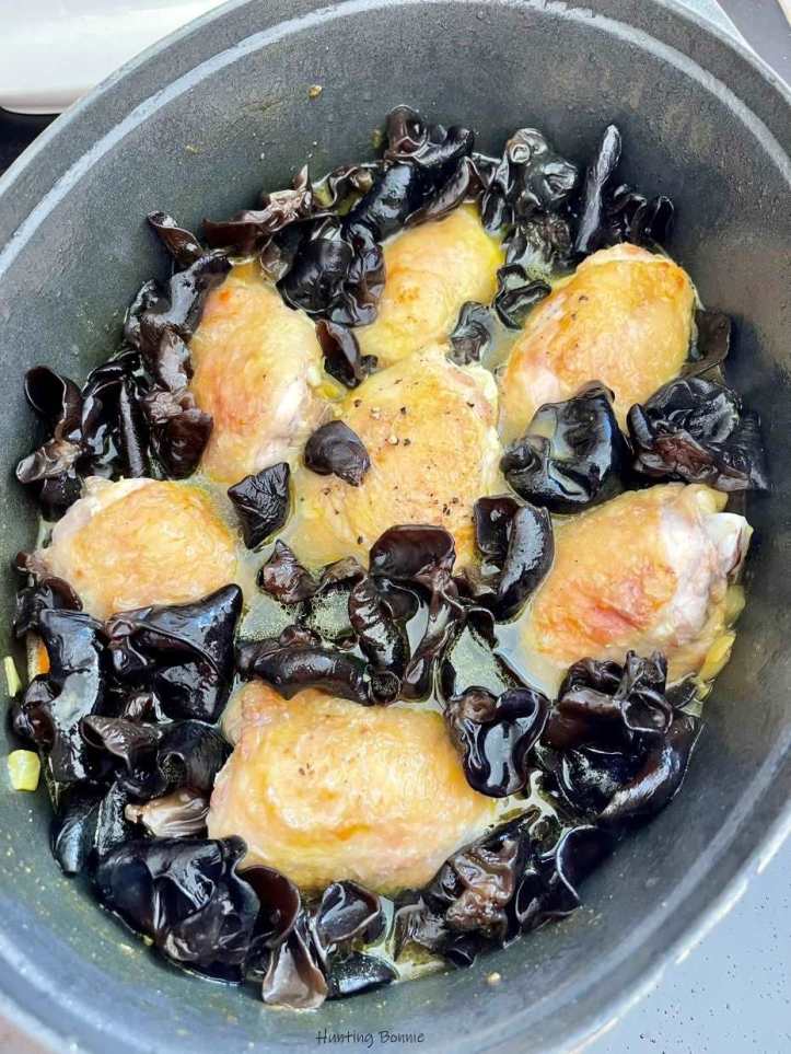 Préparation du Poulet mijoté aux champignons noirs et carottes
